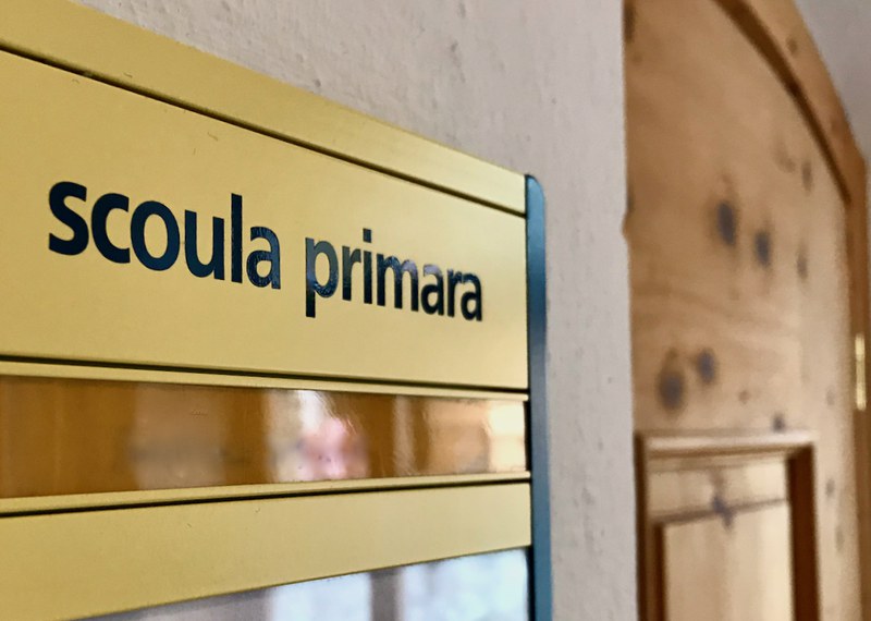 ein goldenes Schild, darauf steht in schwarzer Schrift "scoula primara"