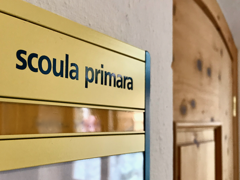 ein goldenes Schild, darauf steht in schwarzer Schrift "scuola primara"