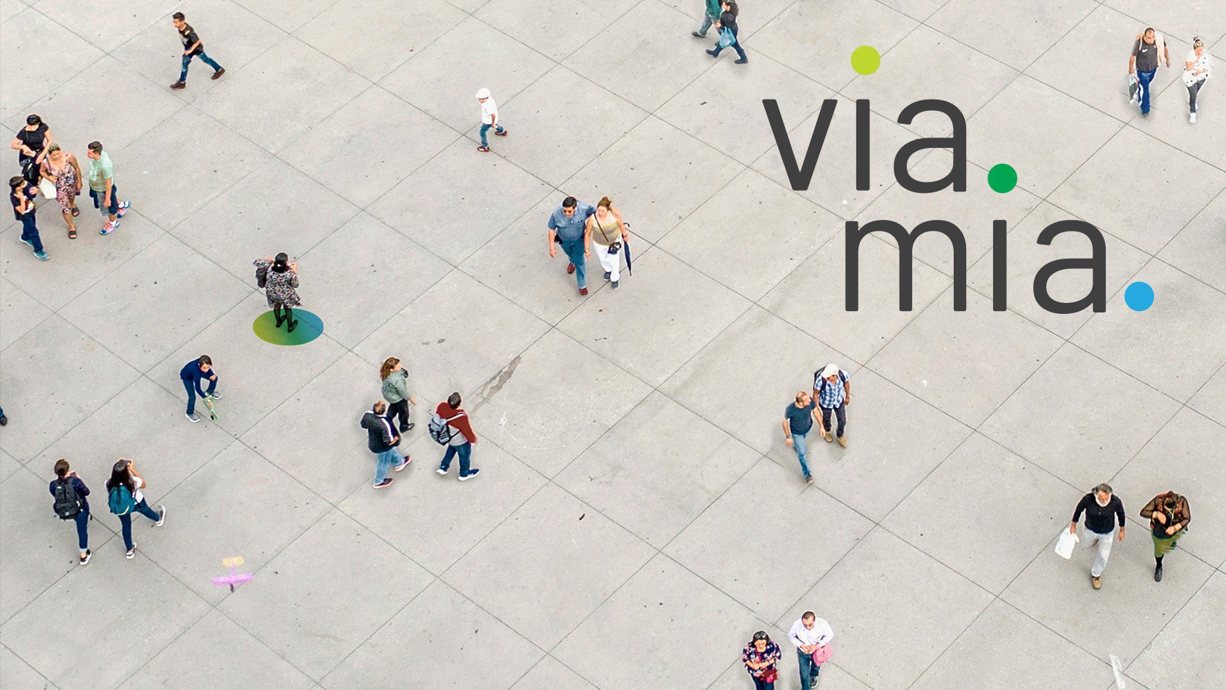 Ein Platz, über den Menschen spazieren aus der Vogelperspektive, rechts ist das viamia-Logo