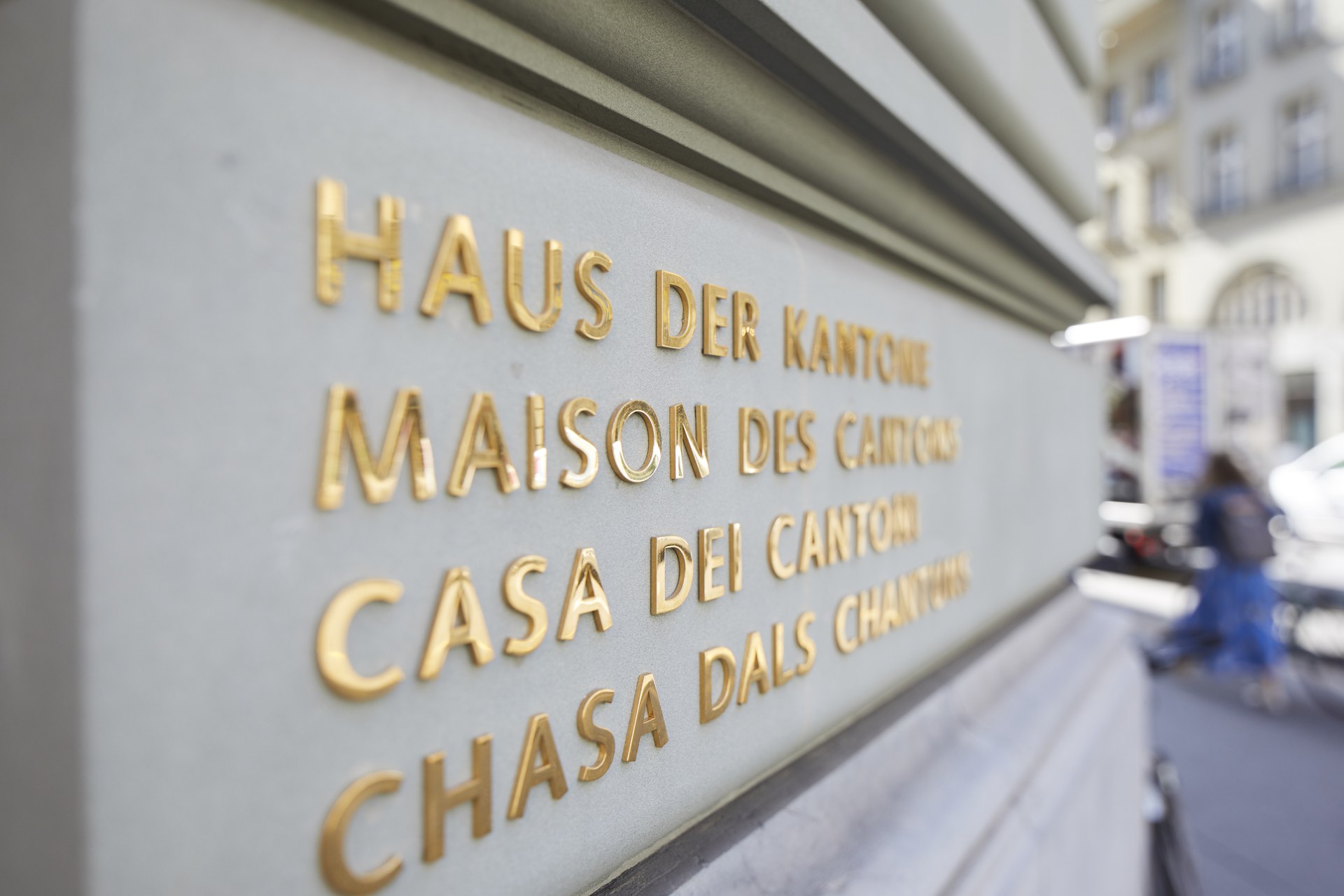 Schriftzug "Haus der Kantone / maison des cantons / casa dei cantoni / chasa dals chantuns" an der Fassade des Haus der Kantone
