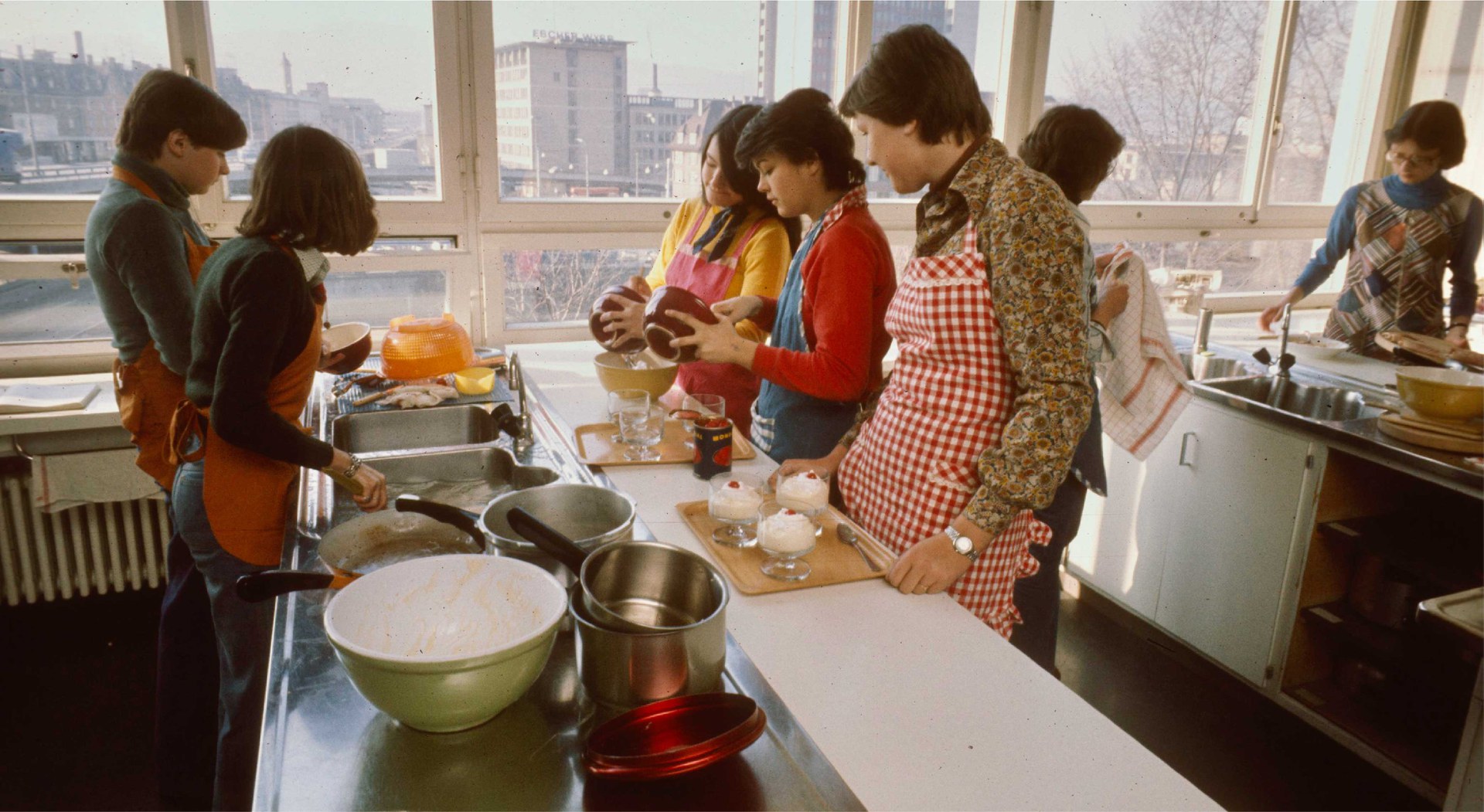 Jugendliche im Hauswirtschaftsunterricht in den 1980er-Jahren