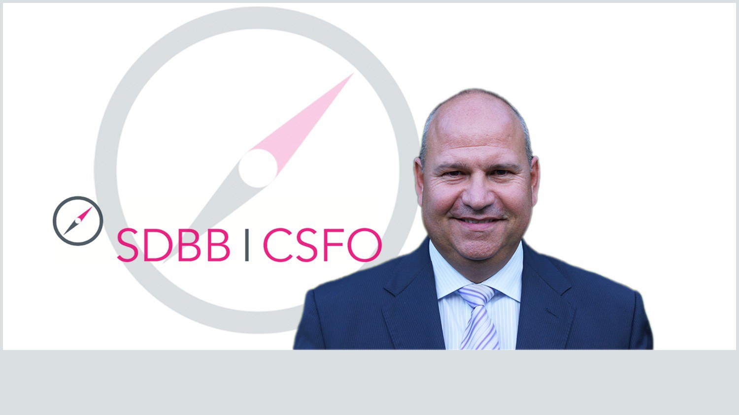 Porträt von Claude Pottier vor dem SDBB-Logo