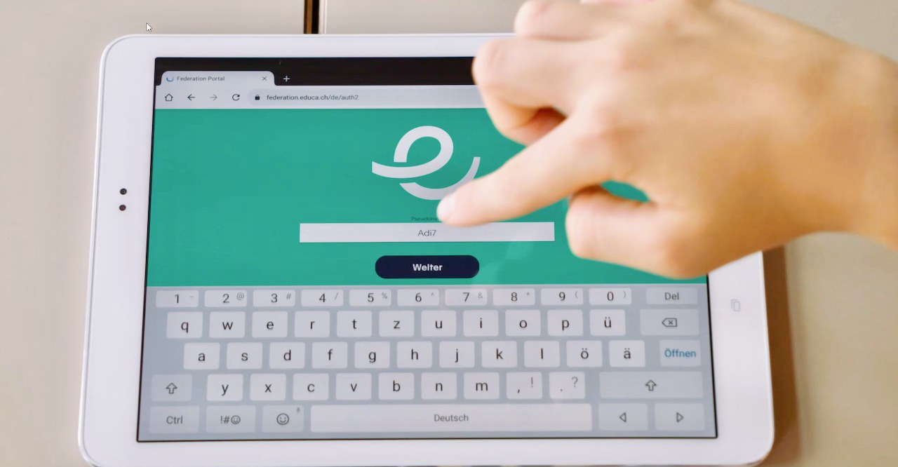 Tablet liegt auf dem Tisch, auf dem Bildschirm ist die Login-Seite von Edulog zu sehen.