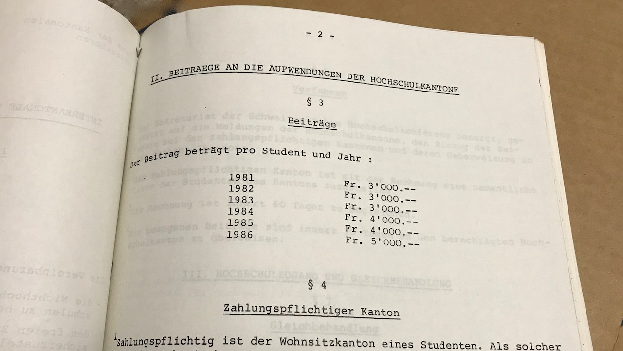 Blick auf einen Vertragstext. Man sieht Paragraph 3 der Vereinbarung über Hochschulbeiträge von 1979.