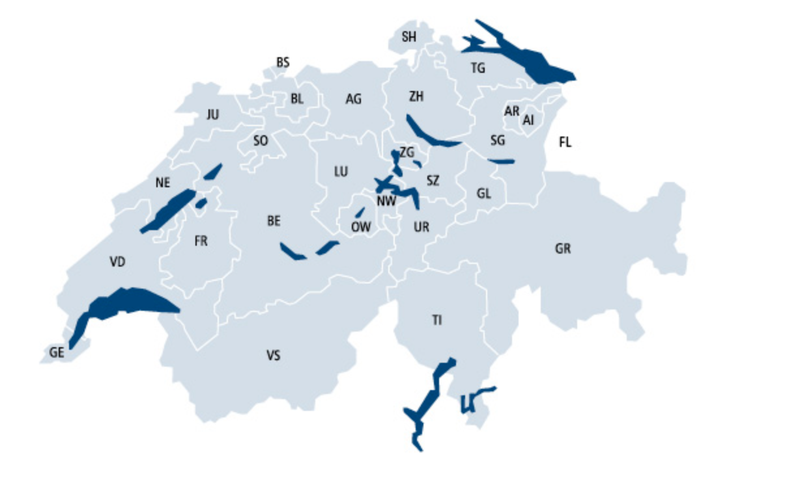 Blaue Karte der Schweiz mit allen Kantonskürzel, die Kantonsgrenzen sind weiss eingezeichnet