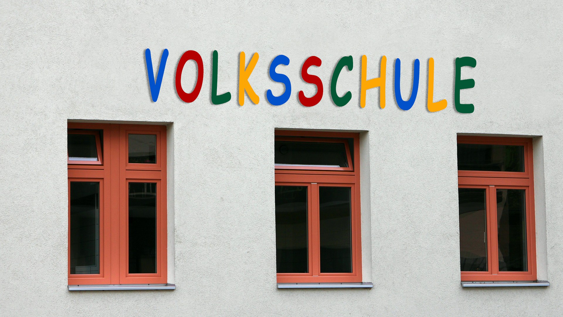 Bild einer Hausfassade, drei rote Fenster, darüber in vielen verschiedenen Farben der Schriftzug «Volksschule»