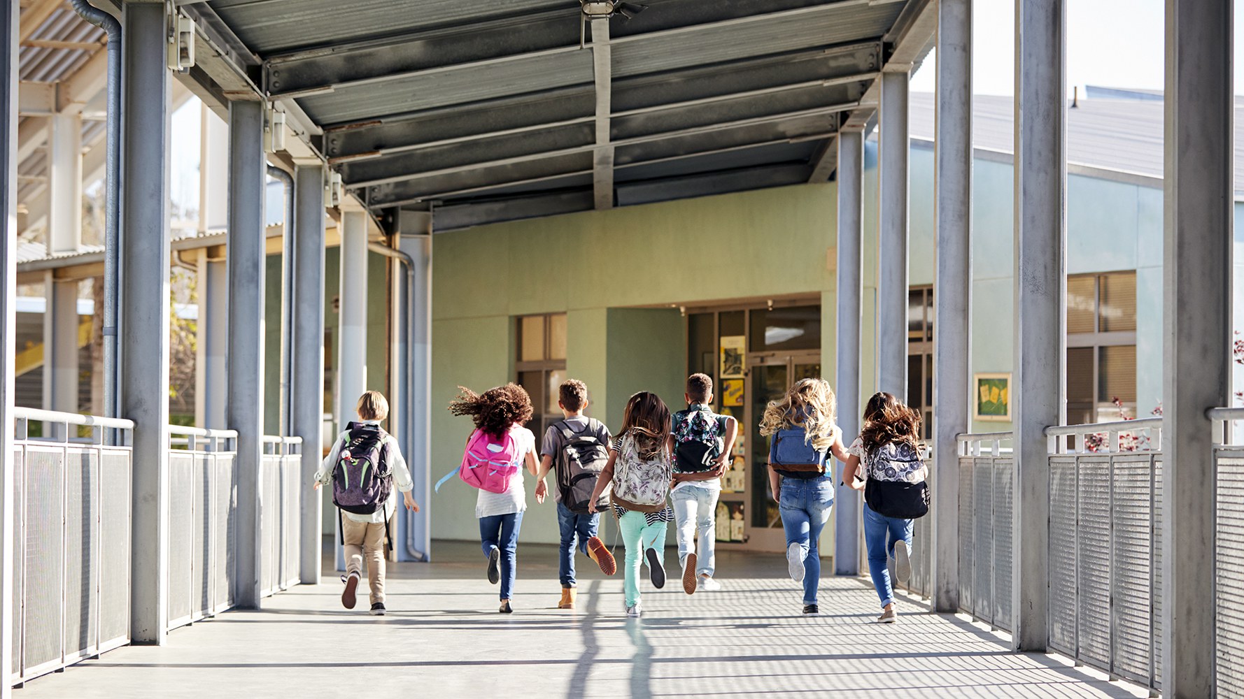 Kinder rennen in einem Schulhaus herum