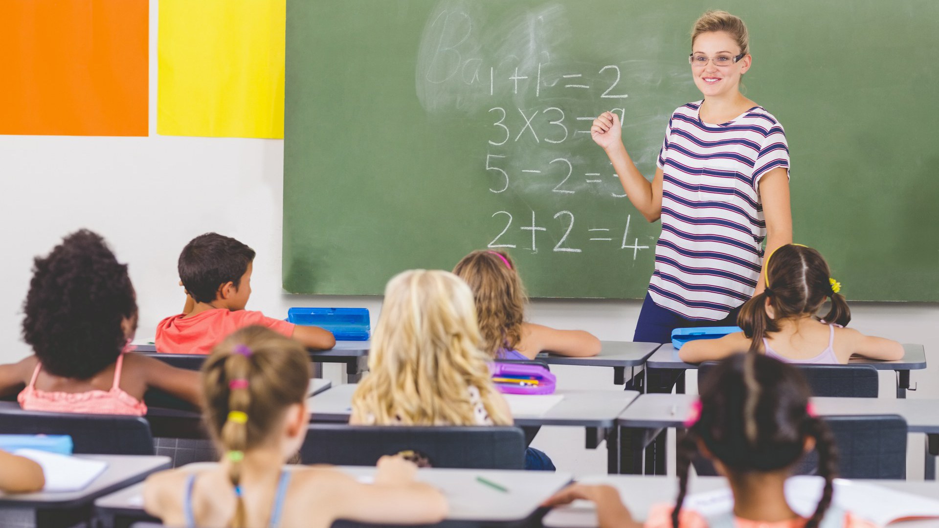 Une enseignante donne un cours à une classe dans la salle de classe