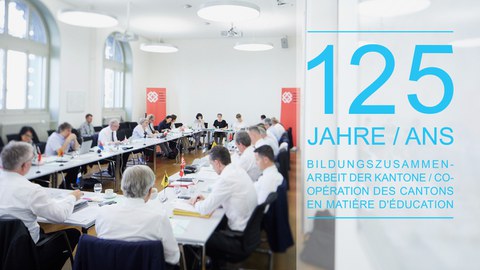 Vue générale d’une séance des directrices et directeurs cantonaux de l’instruction publique à Berne; à droite figure l’inscription «125 ans coopération des cantons en matière d'éducation».