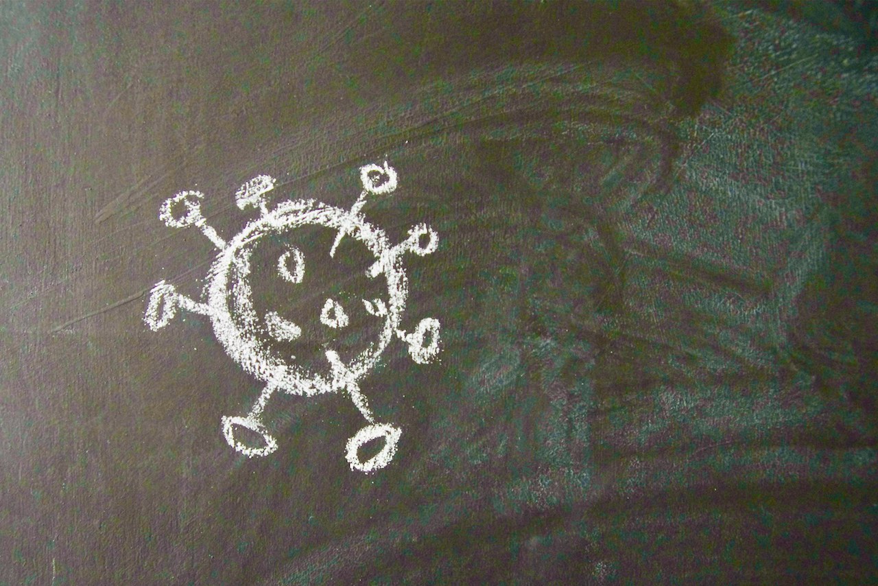 Esquisse du coronavirus à la craie sur un tableau noir