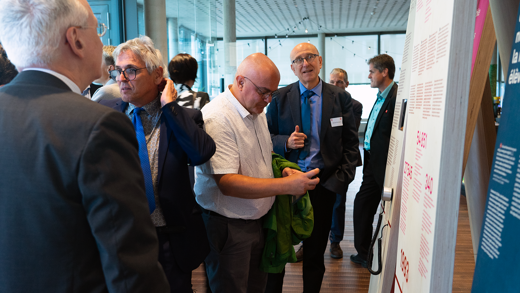 Les personnes intéressées visitent l'exposition