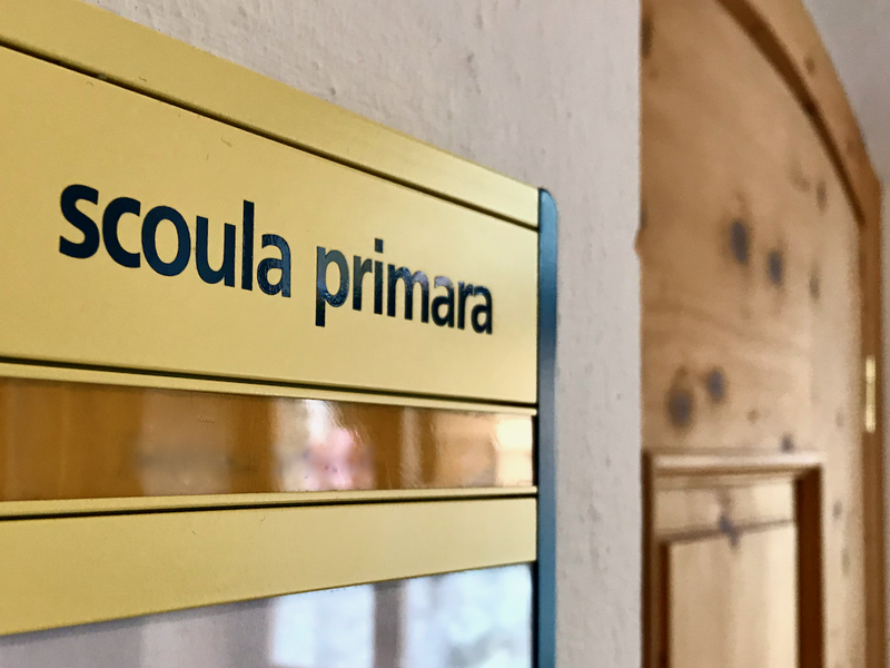 Ina tavla d'isch en ina chasa da scola cun l'inscripziun «scoula primara»